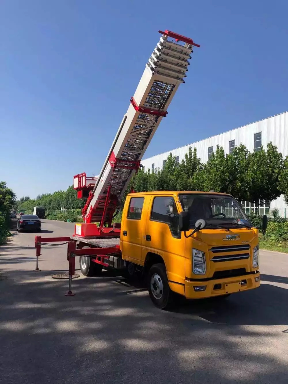 金华附近的云梯车出租服务：轻松解决高空作业需求